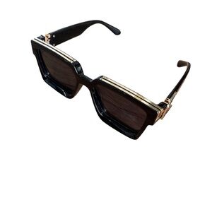 Stylish Black and Gold Square Sunglasses